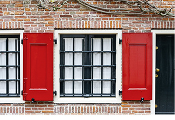 



Dank dem Einsatz von speziellen Oxidpigmenten verhindert der Holzzschutz „Cromaprotect“ die Auswirkungen einer unvermeidlichen Bewitterung.
