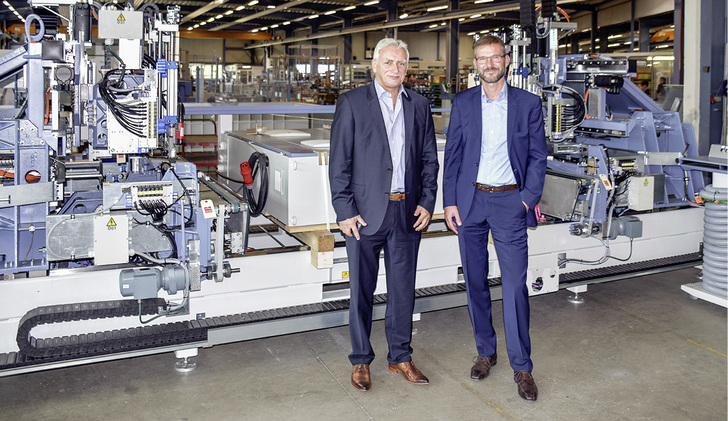 



Andreas Klein (r.) und Hans-Werner Wehr beim Rundgang durch die Produktion. 
