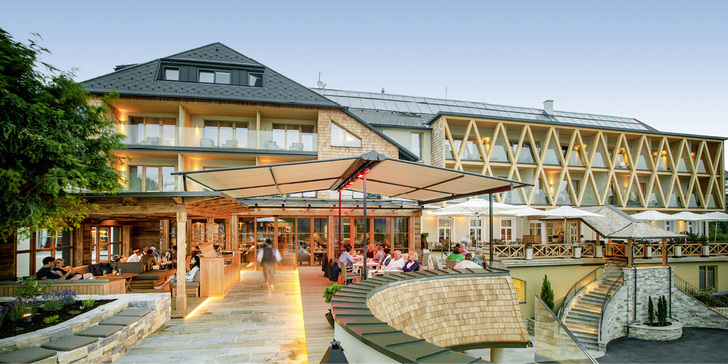 



Eine Doppelmarkise von Weinor ziert die Terrasse des Almwellness Hotels Pierer auf der steirischen Teichalm.
