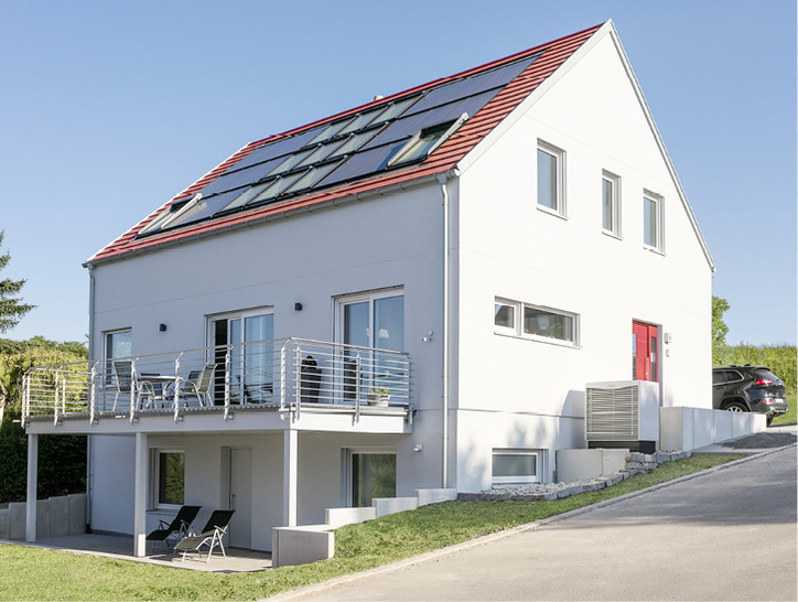 



Das am Hang gelegene Healthy Home im schwäbischen Mühlacker: außen schick, innen smart.
