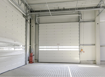 



Das vormontierte Ketten- und Stahlseilsystem der Führungsschiene ermögliche eine schnelle und einfache Montage vor Ort.
