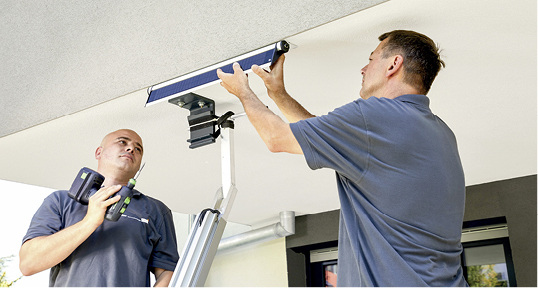 



Die Halterungen des Solarpanels werden fest fixiert, sein Winkel bleibt allerdings verstellbar, um den Sonnenwinkeleinfall jahreszeitbedingt optimieren zu können.
