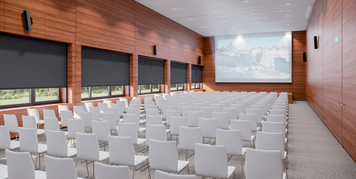 



Mit wenigen Handgriffen und in nur vier Schritten ist das Kassetten-Rollo-System in verschiedenen Bereichen wie Vortragsräumen installiert.
