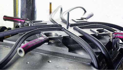 



Das Unternehmen fertigt nach Vorgabe Dichtungsrahmen mit vulkanisierten Eckverbindungen.
