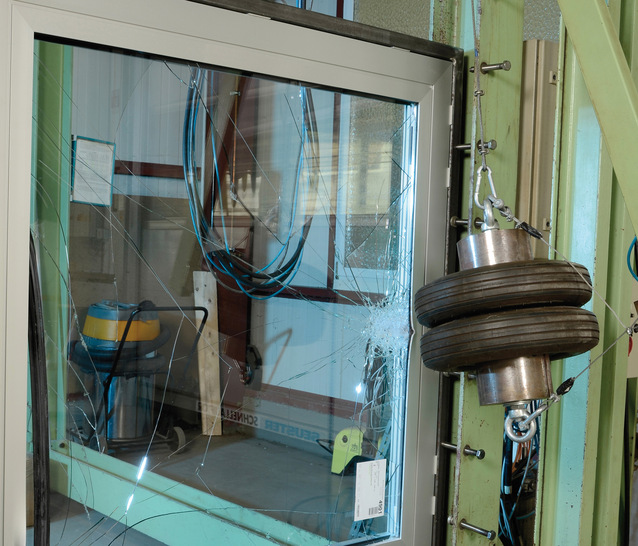 Prüfung eines einbruchhemmenden Fensters mit der Widerstandsklasse RC 2 im Prüfinstitut Schlösser und Beschläge Velbert (PIV).