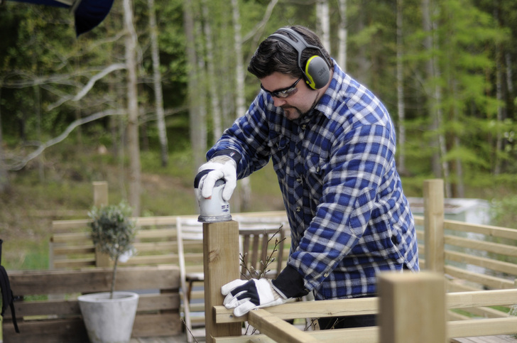 Im Alltag lauern zahlreiche Gefahren, die das Gehör schädigen können: Dazu zählt Heimwerken, aber auch alltäglicher Straßenlärm.