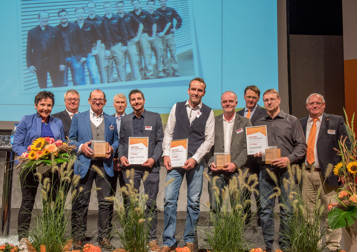 Die Gewinner der Kategorie “Zukunftsbildung“ zusammen mit der Jury (v.l.): Alice Brammertz, Markus Hinnüber (Vorstand Tischler NRW), Eduard Brammertz, Bernd Keppler (OS Datensysteme), Max Brammertz, Heiko Bahls und Udo Knake (beide Obermeister der Tischler-Innung Herford), Dr. Johann Quatmann (Hauptgeschäftsführer Tischler NRW), Martin Biesemann und Heinz Pütz (Vorstand Tischler NRW)