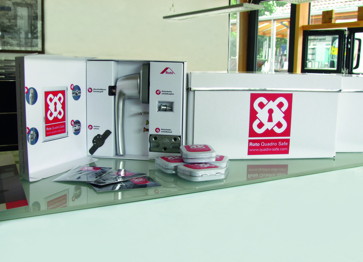 Mit einem “Begrüßungspaket“ aus Broschüren, Postern, Werbegeschenken und Musterboxen stattete Roto den 1.000. “Quadro Safe“-Partner aus.