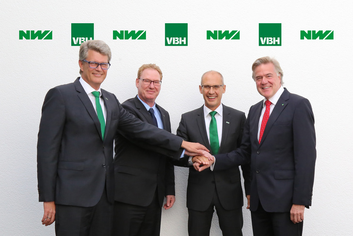 Stefan Thiel (v. l.), Prokurist NW, Manfred Götz, VBH GF, Bernhard Dressler, NW CEO, und Jürgen Kassel, VBH Vorstandssprecher, unterzeichneten die Verträge für eine erfolgreiche Zusammenarbeit.