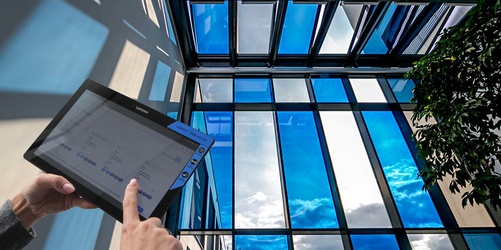 Das neue ECconcept-Tool für das schaltbare EControl-Glas ermöglicht es, gläserne Fassaden und Dächer via PC, Tablet oder Smartphone zu steuern. - © EControl
