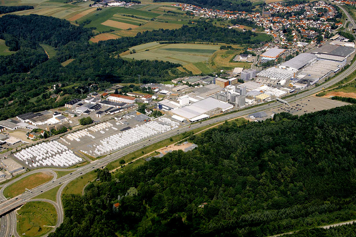 Das Werksgelände von profine in Pirmasens befindet sich im Bild oberhalb der 4-spurigen Bundesstraße 10. Die Erweiterungsfläche ist im unteren Teil des Bildes zu sehen, unterhalb und schmal entlang der Bundesstraße. - © Profine Group
