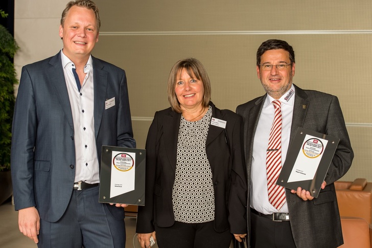 Sieger in der Kategorie "Sicherheitstechnik" Simon Wagner (r.) mit seiner Frau Sabine Härter und Albrecht Felgner vom Zweitplatzierten Portal sicher24.de. - © Thomas Ecke / DISQ / n-tv
