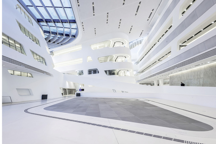 



Das Library and Learning Center der neuen Wirtschaftsuniversität in Wien ist ein ganz besonderes Gebäude. Der Entwurf stammt von der 2016 verstorbenen Star-Architektin Zaha Hadid.
