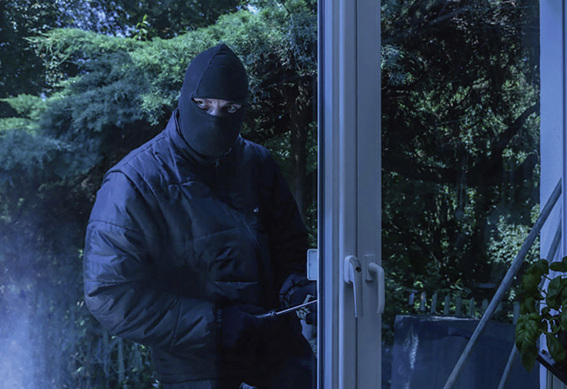 
Damit solche Kameraden noch häufiger scheitern, hat die KfW jetzt die Fördersumme beim Einbruchschutz erhöht.



