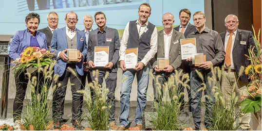 



Die Gewinner der Kategorie „Zukunftsbildung“ zusammen mit der Jury (v.l.): Alice Brammertz, Markus Hinnüber (Vorstand Tischler NRW), Eduard Brammertz, Bernd Keppler (OS Datensysteme), Max Brammertz, Heiko Bahls und Udo Knake (beide Obermeister der Tischler-Innung Herford), Dr. Johann Quatmann (Hauptgeschäftsführer Tischler NRW), Martin Biesemann und Heinz Pütz (Vorstand Tischler NRW)
