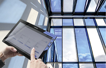
Das neue ECconcept-Tool für das schaltbare EControl-Glas ermöglicht es, gläserne Fassaden und Dächer via PC, Tablet oder Smartphone zu steuern.




