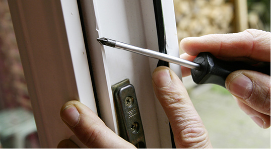 



Hagen Lammers zeigt mit dem Schraubendreher Spuren eines möglichen Einbruchsversuchs an der Gartentür an, die ihm bei einer Kundenberatung aufgefallen sind.
