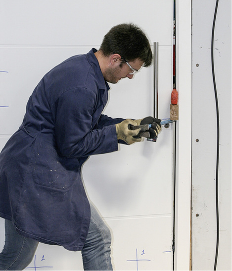 Mit vollem Körpereinsatz gelingt es Jacopo Amadio zwar einen Ansatz für seine Hebelwerkzeuge zu schaffen, aber die Tür bleibt für ihn geschlossen.