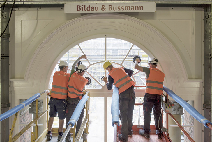 <p>
</p>

<p>
Die Abmessungen von bis zu 9 m Höhe und 5 m Breite stellen eine außerordentliche Anforderung an den Herstellungsprozess aber auch an die Montageabwicklung dar.
</p> - © Foto: Bildau & Bussmann

