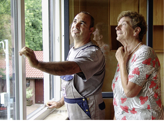 



Bei der Abnahme verstärkt der Monteur die Kundengefühle wie Stolz und Freude und nimmt sich Zeit für Fragen.
