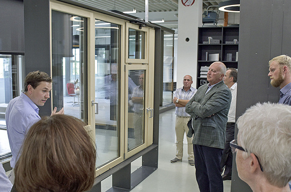



In der Erlebniswelt Fenster wird ein Fensterelement präsentiert, das den speziellen Anforderungen von Schulgebäuden – insbesondere der ift-Richtlinie FE-16/1, Einsatzempfehlungen für Fenster in Schulbauten – Rechnung tragen soll.
