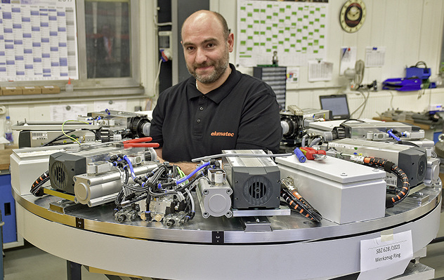 



Ein Mitarbeiter bei der Konfiguration des Werkzeugsrings des SBZ 628, mit dem sich in einem einzigen Durchlauf dank des Rotationsmoduls bis zu acht verschiedene Werkzeuge einsetzen lassen.
