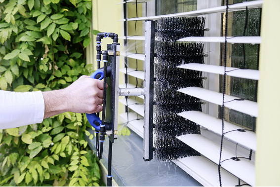 



Durch die ständige Frischwasserzufuhr erfolgt eine schonende und beschädigungsfreie Reinigung der Lamellenoberflächen.
