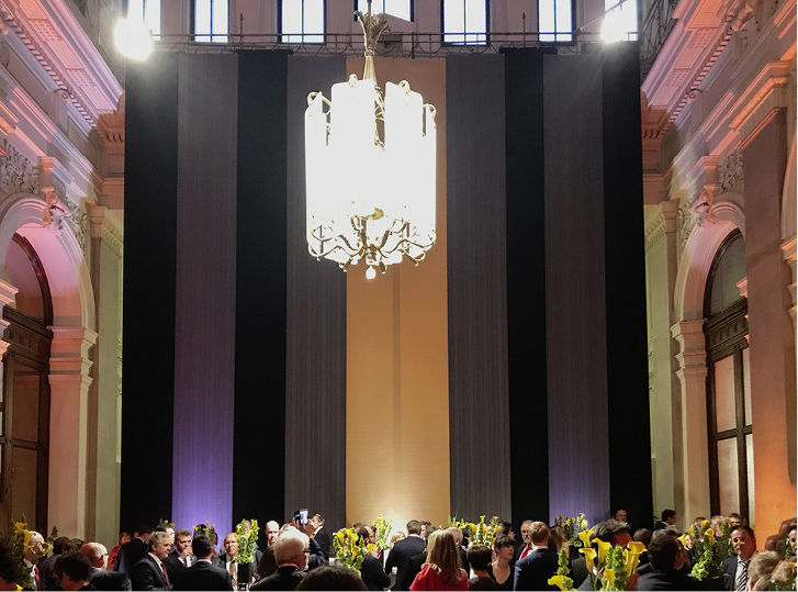 



Ihre optischen Strukturen konnten die neuen Lumera 3D Stoffe den Gästen der Abendveranstaltung in der landwirtschaftlichen Börse mitten in der Wiener Innenstadt eindrucksvoll und sozusagen in voller Länge zeigen.
