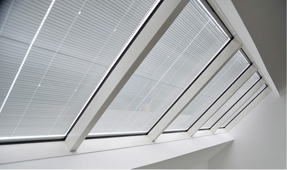 



Schräge oder senkrechte Anordnung des Sonnenschutzes ist bei den Jalousien im Scheibenzwischenraum überhaupt kein Problem.
