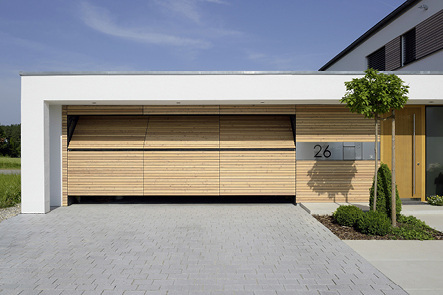 



Das HT-Tor vereint die Vorteile von Kipp- und Sektionaltor: Es ist individuell gestaltbar und platzsparend.
