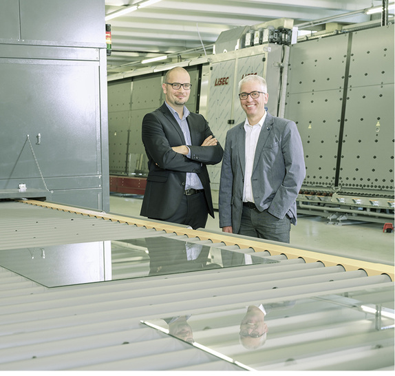 <p>
</p>

<p>
Stolz auf den neuen ESG-Ofen: Vertriebsleiter Marian Mehlhose (l.) und Niederlassungsleiter Jürgen Ogurek.
</p> - © Foto: Saint-Gobain Glassolutions / Olaf Rohl

