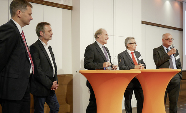 <p>
</p>

<p>
Die Expertenrunde (v.l.): Michael Dietz, Rehau AG; Andreas Bittis, Saint-Gobain; Prof. Ulrich Sieberath; Engelbert König, Internorm; Dr. Eckhard Keill, Roto Frank AG.
</p> - © Foto: Matthias Rehberger

