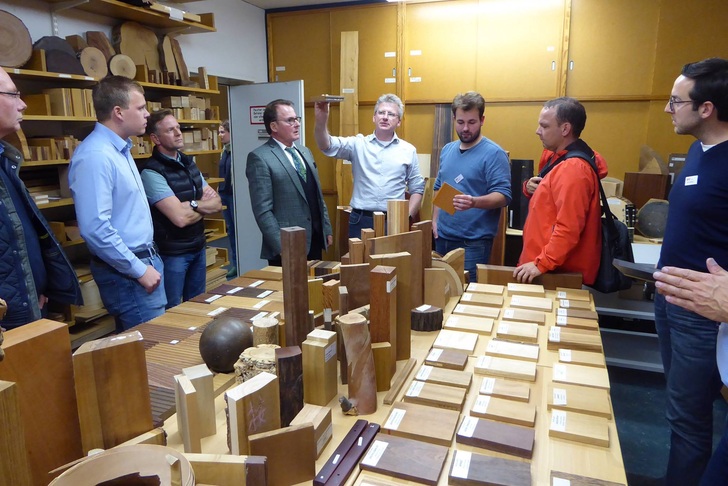 Dr. Gerald Koch vom Thünen-Institut (Mitte), führte durch die Holzartenbibliothek mit mehr als 35.000 Holzmustern.