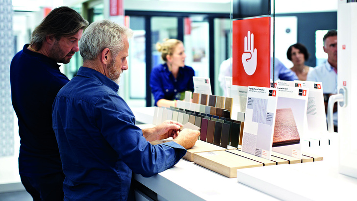 Um die Vielzahl an Optionen übersichtlich zu präsentieren, hat Finstral das Vier-Finger-Prinzip entwickelt. Vier Planer-Theken für Außen, Mitte, Innen, Rundherum erklären alle Möglichkeiten.