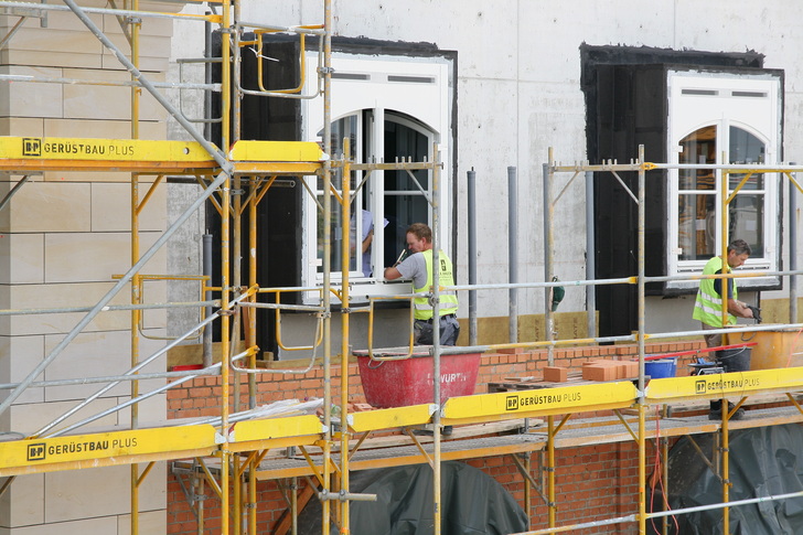 Nicht alle Fenster, die in Deutschland eingebaut werden, stammen tatsächlich auch aus deutscher Produktion. Das muss bei den erfreulichen Prognosen immer beachtet werden. Im Bild zu sehen: Fenstermontage am Berliner Schloss