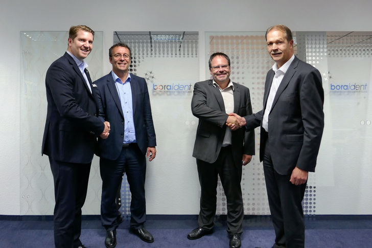 Über die Neugründung der Hegla boraident freuen sich (v.l.) Jochen H. Hesselbach (Vorsitzender der Hegla-Geschäftsführung), Dr. Johann Dorner (Vertriebsleitung Hegla boraident), Dr. Thomas Rainer (Leitung Technik Hegla boraident), Bernhard Hötger (GF Hegla Beverungen und Hegla Kretzschau).