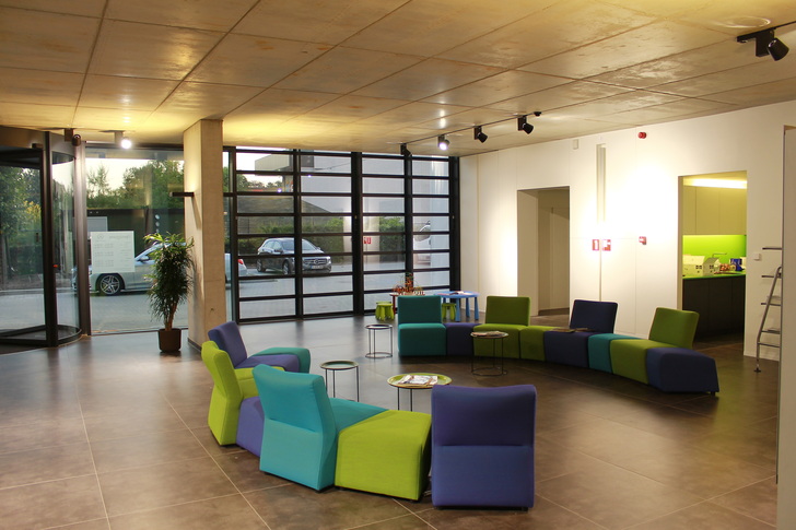 Sicherheit und frische Luft im Mercedes Benz Showroom in Tunrhout (Belgien).