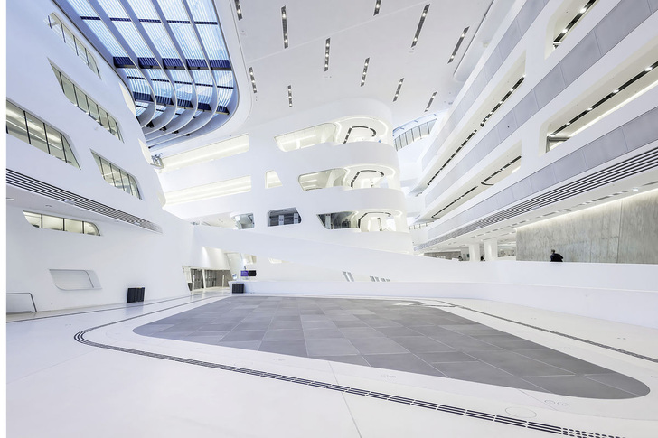 Das Library and Learning Center der neuen Wirtschaftsuniversität in Wien ist ein ganz besonderes Gebäude. Der Entwurf stammt von der 2016 verstorbenen Star-Architektin Zaha Hadid. - © Hoba
