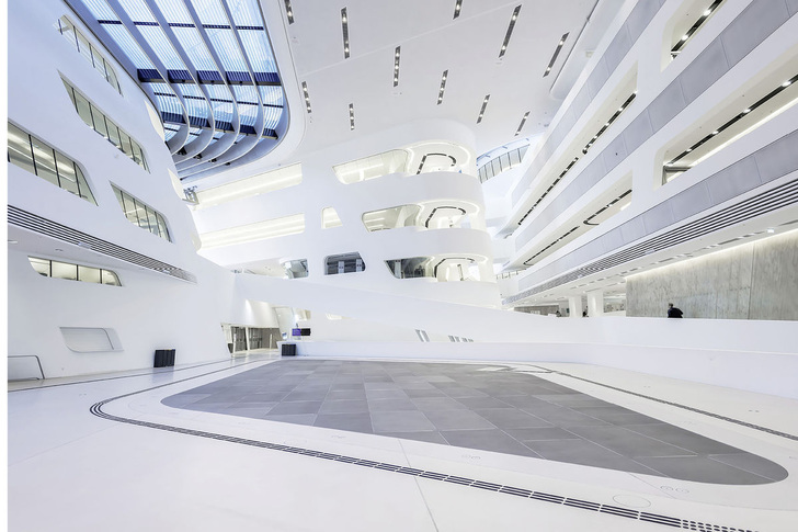 Das Library and Learning Center der neuen Wirtschaftsuniversität in Wien ist ein ganz besonderes Gebäude. Der Entwurf stammt von der 2016 verstorbenen Star-Architektin Zaha Hadid.