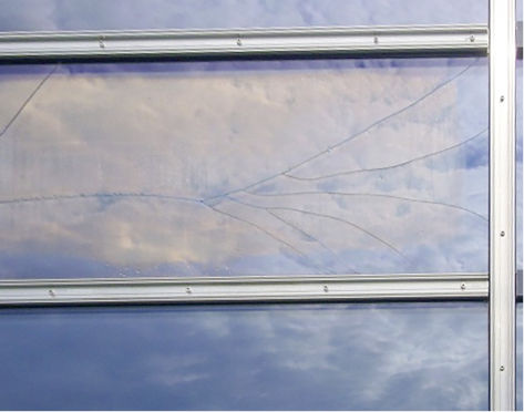 Typischer Glasbruch aus Klimalasten an einer Glasscheibe 1050 mm × 450 mm, die Glasbruchstücke fallen aufgrund der Verklebung mit dem Randverbund nicht unmittelbar aus der Konstruktion. - © Jens Schneider
