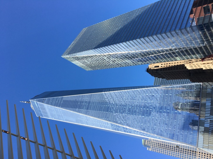 Ein Blick auf den Tower 1 den One World Trade Centers (WTC) in New York. - © Matthias Rehberger, GLASWELT

