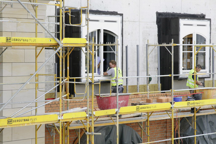 Gerade die Hauptstadt Berlin profitiert vom Zuzug immens. Im Bild zu sehen: Fenstermontage am Berliner Schloss