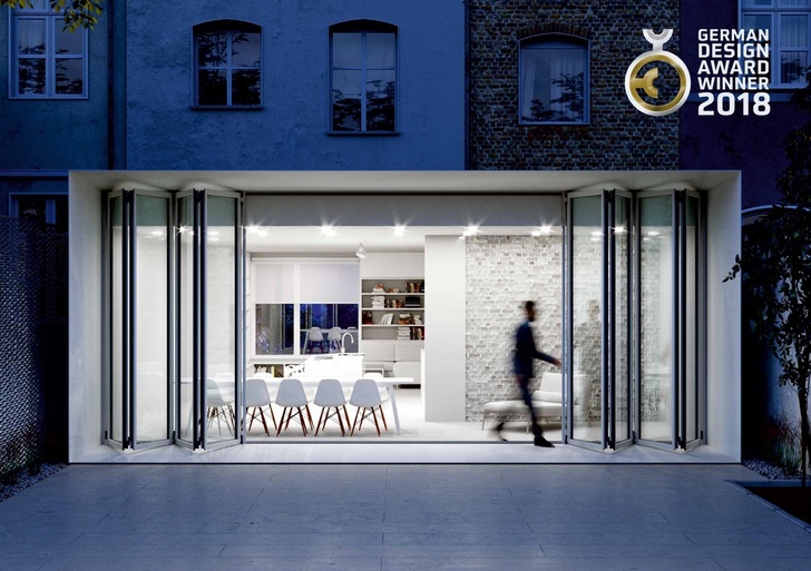 Der Hersteller von Glas-Faltwänden und Fassadenverglasungen freut sich über gleich zwei Auszeichnungen.