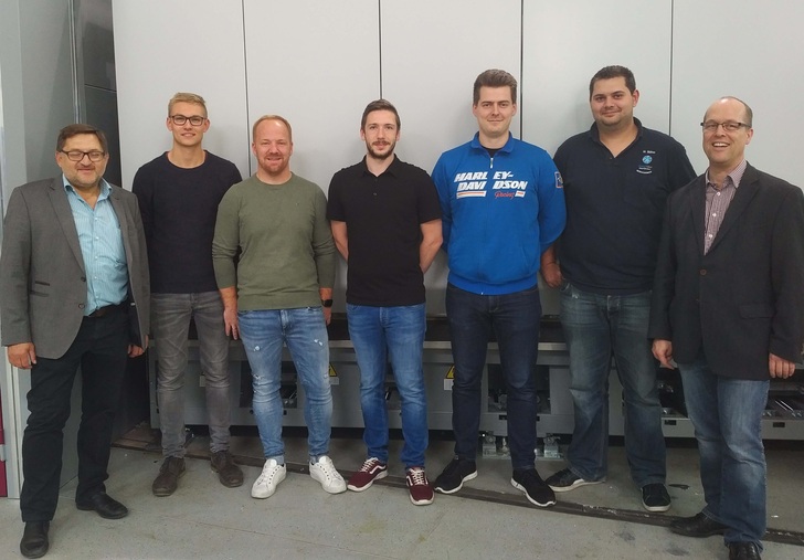 Die Exkursionsteilnehmer und Dozent Dr. Thomas Schmidt (r.) beim Besuch im Lisec Glasforum.