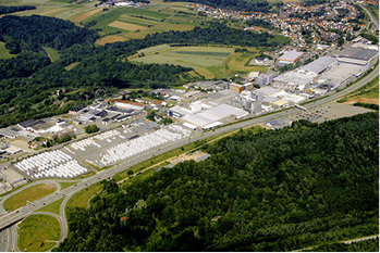 
Das Werksgelände von profine in Pirmasens befindet sich im Bild oberhalb der 4-spurigen Bundesstraße 10. Die Erweiterungsfläche ist im unteren Teil des Bildes zu sehen, unterhalb und schmal entlang der Bundesstraße.



