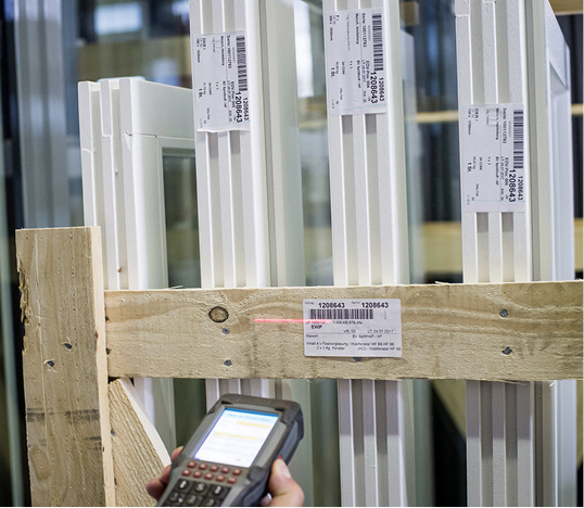 
Über Scans werden Warenein- und -ausgänge dokumentiert sowie Arbeitsprozesse zugeteilt oder beendet.
