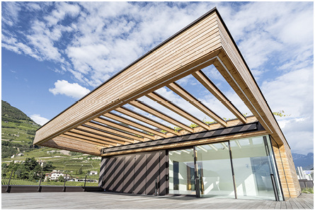 



Eingefahren ist die Markise kaum zu erkennen und der Eingangsbereich durch das Dach trotzdem perfekt vor Regen geschützt.
