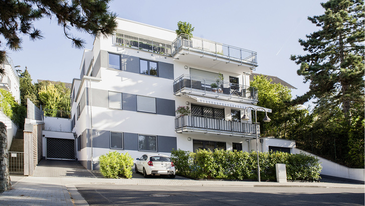 <p>
Auch im gehobenen Wohnungsbau kann keine eindeutige Tendenz zu Kunststoff oder Aluminium festgestellt werden. Letztlich wägen die Bauherrn auch hier Kosten und Nutzen ab.
</p>

<p>
</p> - © Foto: Wohnungsbaugesellschaft Burgisstein

