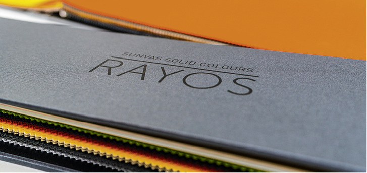 



Die Rayos-Kollektion soll der Industrie und dem Fachhandel mit Textil- und Fächerkollektionen, mit Liassen und Fotokarten, eine gewohnt schnelle Orientierung bei der Beratung bieten.
