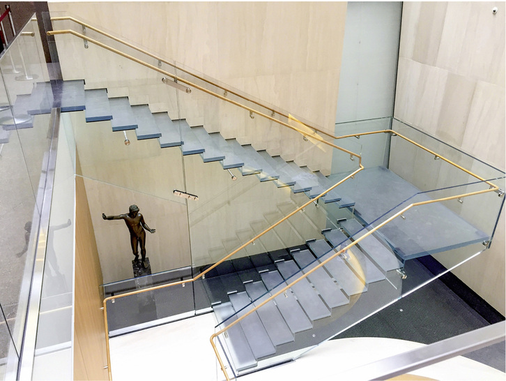 
Im Onassis Cultural Center auf der Fifth Avenue verbindet diese Glastreppe zwei Galeriebereiche.



